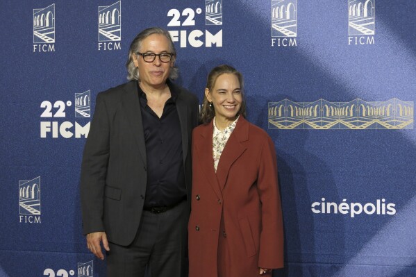 El director y cinefotógrafo Rodrigo Prieto, izquierda, y la directora general del Festival Internacional de Cine de Morelia Daniela Michel llegan a la alfombra roja de la película "Pedro Paramo" en el Festival Internacional de Cine de Morelia Morelia el sábado 19 de octubre de 2024, en Morelia, México. (Foto AP/Berenice Bautista)