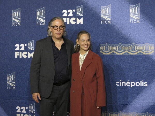 El director y cinefotógrafo Rodrigo Prieto, izquierda, y la directora general del Festival Internacional de Cine de Morelia Daniela Michel llegan a la alfombra roja de la película "Pedro Paramo" en el Festival Internacional de Cine de Morelia Morelia el sábado 19 de octubre de 2024, en Morelia, México. (Foto AP/Berenice Bautista)