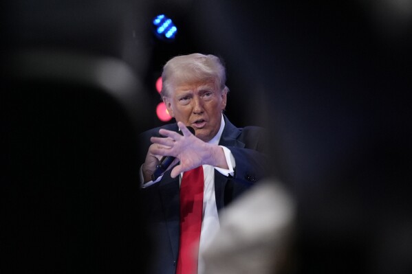 El candidato presidencial republicano, el expresidente Donald Trump, habla durante un debate público de Univision, el miércoles 16 de octubre de 2024, en Doral, Florida. (AP Foto/Alex Brandon)