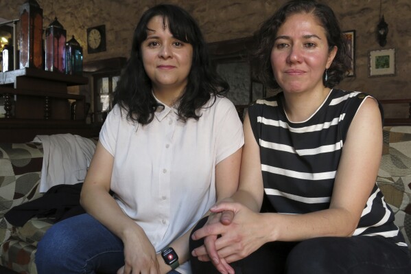 Las directoras Astrid Rondero, izquierda, y Fernanda Valadez de la película "Sujo" posan para un retrato durante una entrevista en el Festival Internacional de Cine de Morelia el sábado 19 de octubre de 2024, en Morelia, México. (Foto AP/Berenice Bautista)