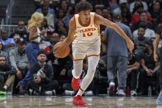 El escolta de los Hawks de Atlanta, Zaccharie Risacher (10) recupera un balón perdido y conduce al otro lado de la cancha durante la segunda mitad de un juego de pretemporada de baloncesto de la NBA ante los Pacers de Indiana, el martes 8 de octubre de 2024, en Atlanta. (AP Foto/Jason Allen)