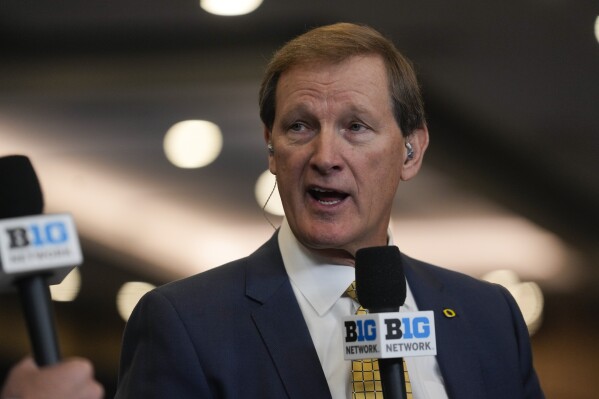 Oregon head coach Dana Altman speaks during the Big Ten men's NCAA college basketball media day Thursday, Oct. 3, 2024, in Rosemont, Ill. (AP Photo/Erin Hooley)