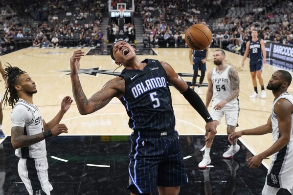 Paolo Banchero, alero del Magic de Orlando, encesta ante los Spurs de San Antonio en el encuentro de pretemporada disputado el miércoles 9 de octubre de 2024 (AP Foto/Eric Gay)