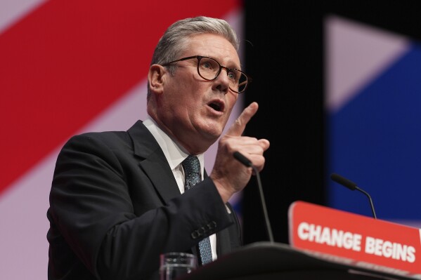 El primer ministro británico, Keir Starmer, habla en la conferencia del Partido Laborista en Liverpool, Inglaterra, el martes 24 de septiembre de 2024.(AP Foto/Jon Super)