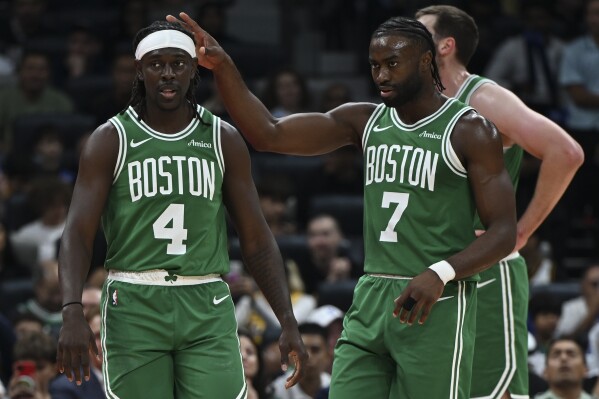 Jrue Holiday, izquierda, y Jaylen Brown, Celtics de Boston, durante un partido de pretemporada entre Celtics de Boston y Nuggets de Denver en Abu Dhabi, Emiratos Árabes Unidos, el viernes 4 de octubre de 2024. (AP Foto/Martin Dokoupil)