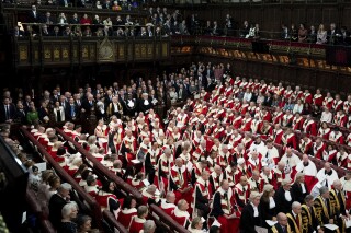 ARCHIVO -Miembros de la Cámara de los Comunes y de la de los Lores durante la ceremonia de Apertura Estatal del Parlamento, en la Cámara de los Lores, en Londres, el martes 7 de noviembre de 2023. (Aaron Chown/Pool Foto vía AP, Archivo)