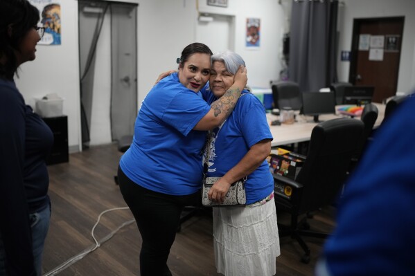 Erika Márquez, a la izquierda, abraza a Leticia Pinedo después de una reunión en la organización sin ánimo de lucro Make the Road Nevada, el jueves 12 de septiembre de 2024, en Las Vegas. Márquez es beneficiario de una amnistía del gobierno de Obama para inmigrantes traídos a Estados Unidos de forma ilegal cuando eran niños. (AP Foto/John Locher)