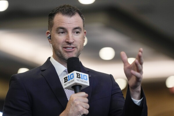 Washington head coach Danny Sprinkle speaks during the Big Ten men's NCAA college basketball media day Thursday, Oct. 3, 2024, in Rosemont, Ill. (AP Photo/Erin Hooley)