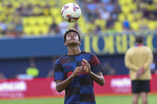 Barcelona's Lamine Yamal controls a ball prior to a Spanish La Liga soccer match against Villarreal at the La Cerámica stadium in Villarreal, Spain, Sunday, Sept. 22, 2024. (AP Photo/Alberto Saiz)