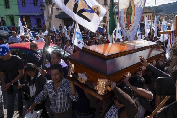 La gente carga el ataúd del sacerdote católico Marcelo Pérez, quien fue asesinado en San Cristóbal de las Casas, estado de Chiapas, México, el domingo 20 de octubre de 2024. (AP Foto/Isabel Mateos)