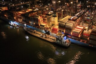 Un barco atraca en el puerto de Balboa tras un derrame de petróleo en el Canal de Panamá, el lunes 21 de octubre de 2024, en la Ciudad de Panamá. (Foto AP/Matías Delacroix)