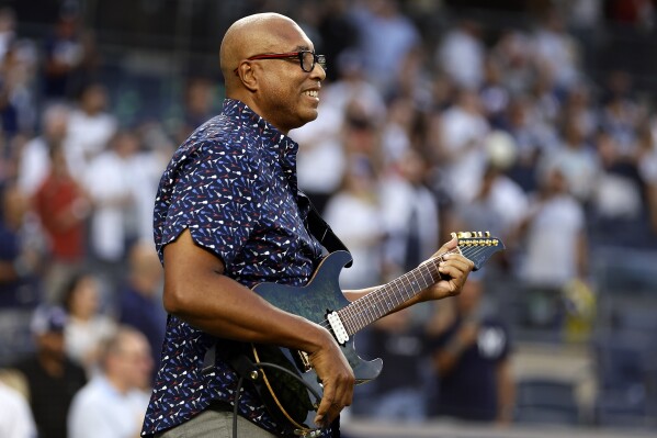 FILE - Former New York Yankees' Bernie Williams performs the national anthem before a baseball game against the Detroit Tigers, Sept. 5, 2023, in New York. (AP Photo/Adam Hunger, File)