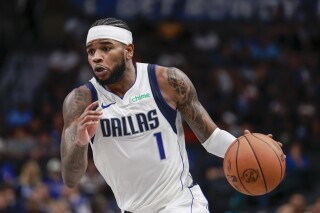 El escolta de los Mavericks de Dallas, Jaden Hardy, conduce hacia la canasta durante la primera mitad de un partido de baloncesto de pretemporada de la NBA contra los Grizzlies de Memphis en Dallas, el lunes 7 de octubre de 2024. (AP Foto/Gareth Patterson)