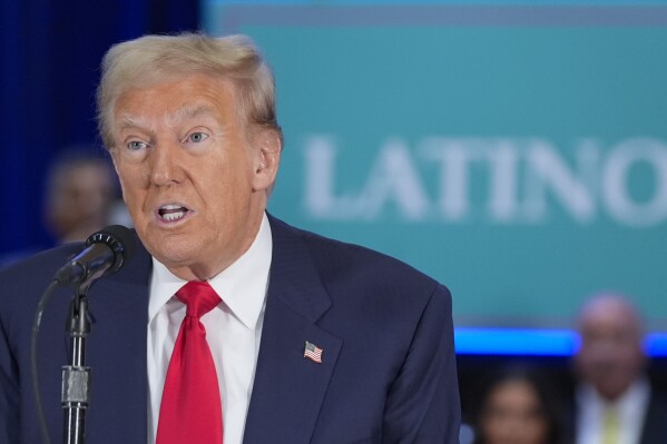 El candidato republicano a la presidencia, el expresidente Donald Trump, participa en un evento con líderes latinos el martes 22 de octubre de 2024, en Doral, Florida. (AP Foto/Alex Brandon)