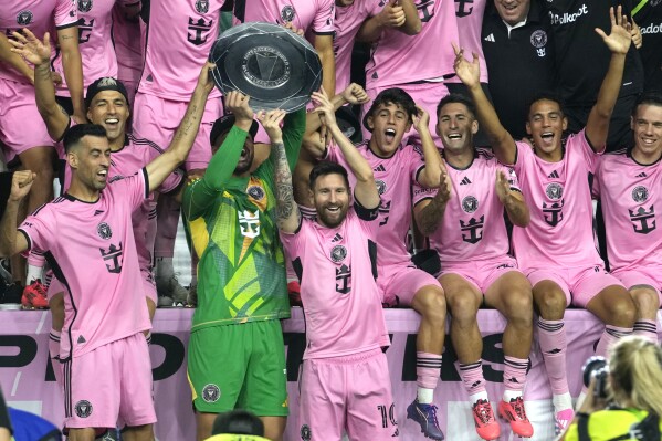 Lionel Messi y los demás jugadores del Inter Miami festejan en una ceremonia por la conquista del Supporters' Shield, el sábado 19 de octubre de 2024 (AP Foto/Lynne Sladky)