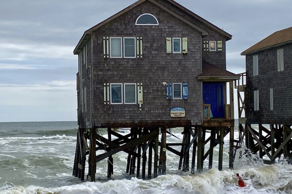 CORRECTS DATE This photo provided by Cape Hatteras National Seashore shows a house several hours before it collapsed into the ocean in Rodanthe, N.C., on Tuesday, Sept. 24, 2024. (Cape Hatteras National Seashore/National Park Service via AP)