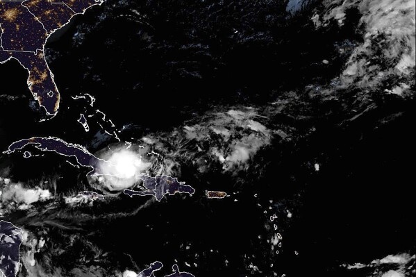 Esta imagen por satélite de la Oficina Nacional de Administración Oceánica y Atmosférica de Estados Unidos (NOAA, por sus siglas en inglés) tomada a las 6:40 de la tarde ET del domingo muestra al huracán Oscar, el 20 de octubre de 2024. (NOAA via AP)