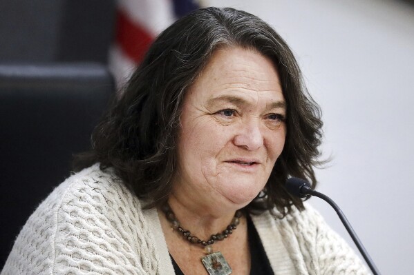 Peggy Judd, supervisora del condado de Cochise, durante una reunión pública, el jueves 1 de diciembre de 2022, en Sierra Vista, Arizona. (Mark Levy/Pool Photo vía AP, Archivo)