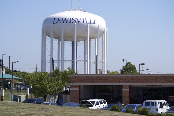 Esta fotografía del miércoles 2 de octubre de 2024 muestra una torre de agua en Lewisville, Texas. (AP Foto/LM Otero)