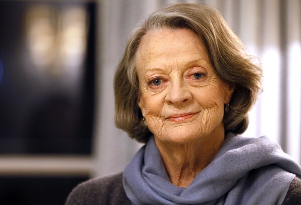 ARCHIVO - La actriz británica Maggie Smith posa en Londres el 16 de diciembre de 2015. Smith, que ganó un Oscar por "The Prime of Miss Jean Brodie" en 1969 además de destacar en los filmes de Harry Potter y la serie "Downton Abbey" ha fallecido a los 89 años.. (Foto AP/Kirsty Wigglesworth,archivo)