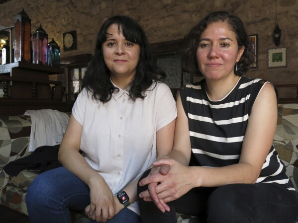 Las directoras Astrid Rondero, izquierda, y Fernanda Valadez de la película "Sujo" posan para un retrato durante una entrevista en el Festival Internacional de Cine de Morelia el sábado 19 de octubre de 2024, en Morelia, México. (Foto AP/Berenice Bautista)