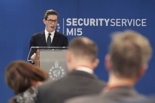 Ken McCallum, director general del MI5, pronuncia el discurso anual del director general en el Centro de Operaciones de Antiterrorismo, en el poniente de Londres, el martes 8 de octubre de 2024. (Yui Mok/PA vía AP)