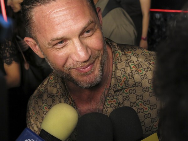 El actor británico Tom Hardy habla con medios en la alfombra roja de la película "Venom: The Last Dance" en la Ciudad de México, el martes 15 de octubre de 2024. (Foto AP/Berenice Bautista)