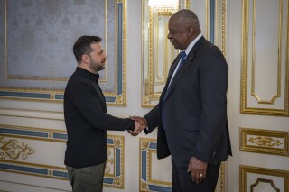 En esta foto proporcionada por el servicio de prensa del presidente de Ucrania el 21 de octubre de 2024, el secretario de Defensa de Estados Unidos, Lloyd Austin, a la derecha, y el presidente de Ucrania, Volodymyr Zelenskyy, se dan la mano durante su reunión en Kiev, Ucrania. (Press Service Of The President Of Ukraine via AP)