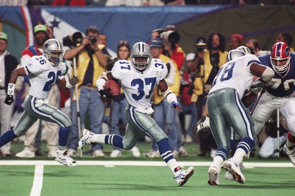 FILE - Dallas Cowboys safety James Washington (37) sprints to a touchdown after Buffalo Bills' Thurman Thomas fumbled the ball during third quarter action at Super Bowl XXVIII in the Georgia Dome in Atlanta, Jan. 30, 1994. Washington recovered the fumble and ran 46 yards for the tying touchdown in the second half. (AP Photo/Doug Mills, File)