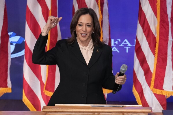 La candidata presidencial demócrata Kamala Harris habla durante un servicio religioso y un evento de votación anticipada en Divine Faith Ministries International, el domingo 20 de octubre de 2024, en Jonesboro, Georgia. (AP Foto/Jacquelyn Martin)