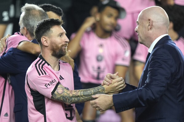 El argentino Lionel Messi, del Inter Miami, es felicitado por el presidente de la FIFA Gianni Infantino, durante una ceremonia tras el partido del sábado 19 de octubre de 2024 en Fort Lauderdale, Florida (AP Foto/Lynne Sladky)